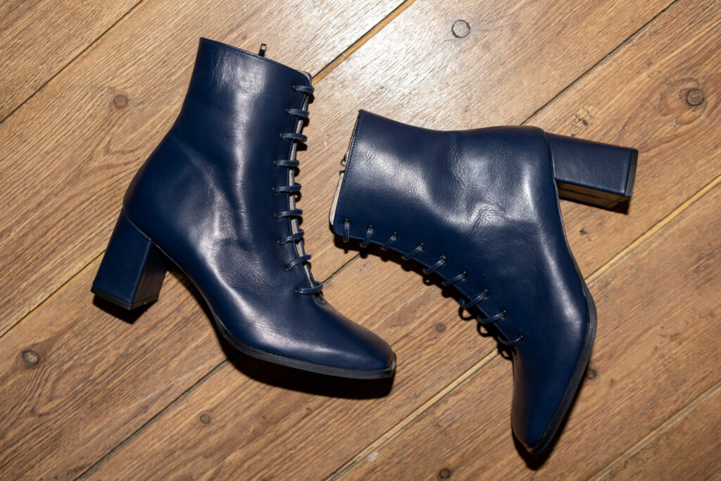 navy blue boots