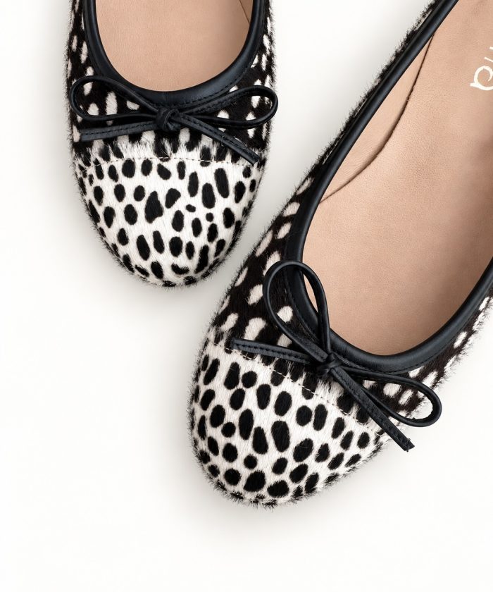 Alternative view of black & white ballet flats "kiss"